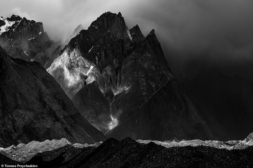 Những bức hình đen trắng tuyệt đẹp nhưng u ám về dãy núi cứ 4 người đi, 1 người không trở về - Ảnh 15.