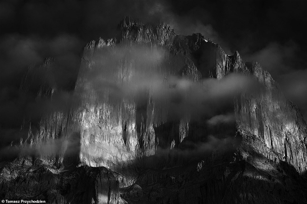 Những bức hình đen trắng tuyệt đẹp nhưng u ám về dãy núi cứ 4 người đi, 1 người không trở về - Ảnh 16.
