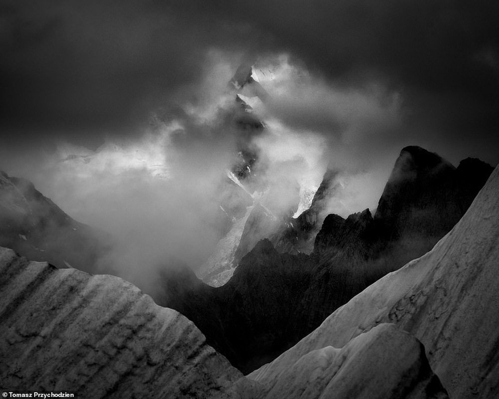 Những bức hình đen trắng tuyệt đẹp nhưng u ám về dãy núi cứ 4 người đi, 1 người không trở về - Ảnh 23.