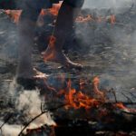 Kỳ lạ, lễ hội “đi chân trần qua than cháy” để cầu bình an ở Nhật Bản Kỳ lạ, lễ hội đi chân trần qua than cháy để cầu bình an ở Nhật Bản - Ảnh 1.