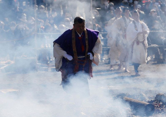 Kỳ lạ, lễ hội đi chân trần qua than cháy để cầu bình an ở Nhật Bản - Ảnh 3.