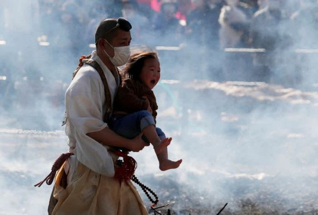 Kỳ lạ, lễ hội đi chân trần qua than cháy để cầu bình an ở Nhật Bản - Ảnh 4.
