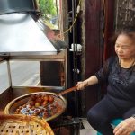 Quán bánh rán 3 thập kỷ ở Hà Nội, thu về 20 triệu mỗi ngày Quán bánh rán 3 thập kỷ ở Hà Nội, thu về 20 triệu mỗi ngày