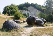 Bí ẩn những ‘viên đá sống’ ở Romania Bí ẩn những viên đá sống ở Romania - 1