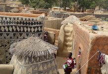 Ngôi làng lưu giữ văn hóa trên từng bức tường Ngoi lang luu giu van hoa tren tuong anh 1