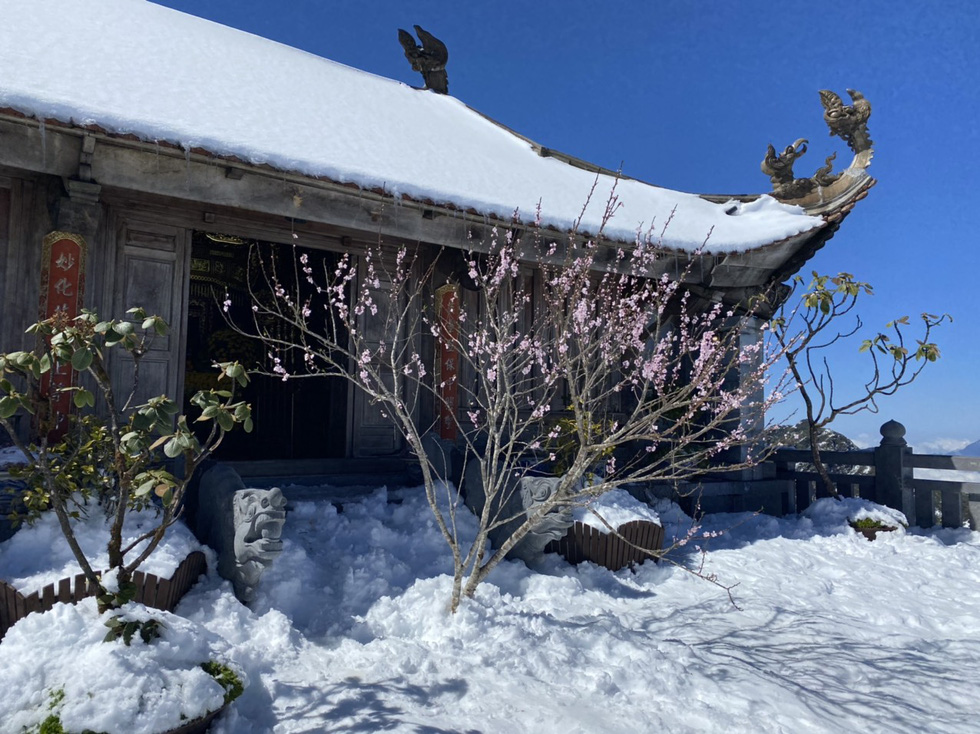 Du khách nườm nượp lên Fansipan chụp ảnh tuyết ngày cuối năm - Ảnh 3.