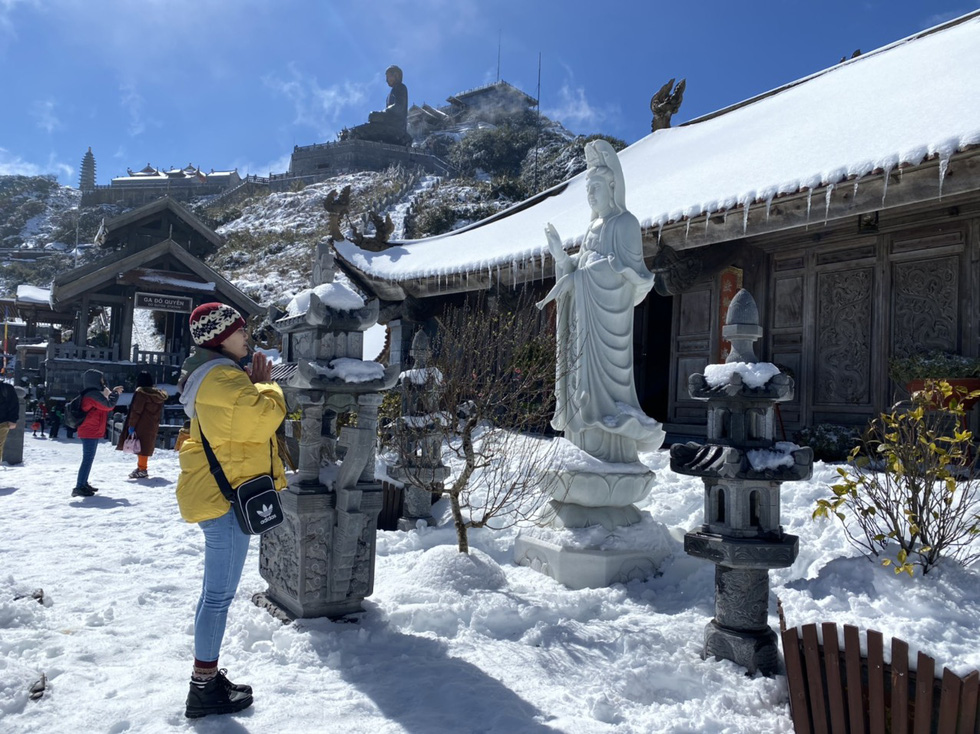 Du khách nườm nượp lên Fansipan chụp ảnh tuyết ngày cuối năm - Ảnh 5.