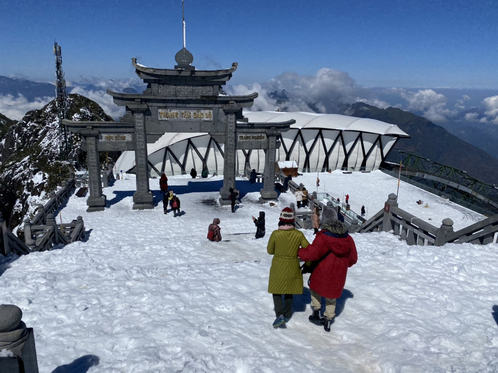 Du khách nườm nượp lên Fansipan chụp ảnh tuyết ngày cuối năm - Ảnh 7.