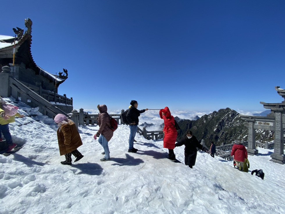 Du khách nườm nượp lên Fansipan chụp ảnh tuyết ngày cuối năm - Ảnh 8.