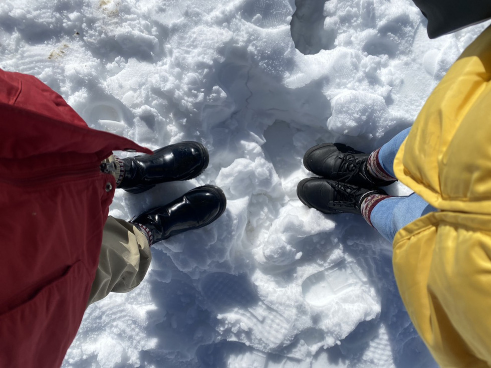 Du khách nườm nượp lên Fansipan chụp ảnh tuyết ngày cuối năm - Ảnh 9.