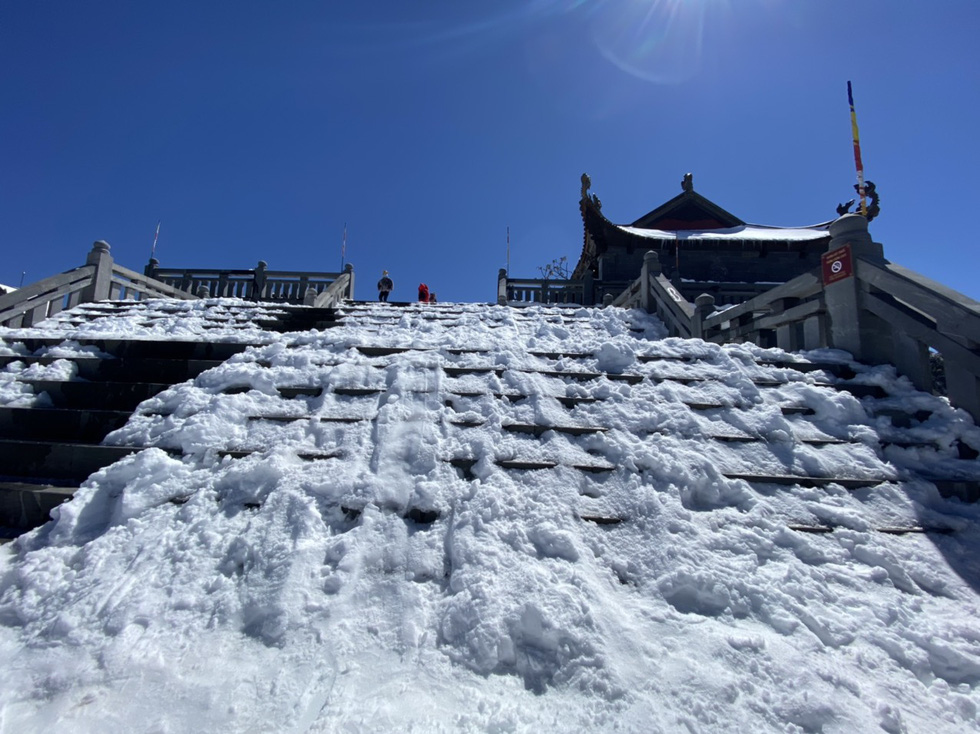 Du khách nườm nượp lên Fansipan chụp ảnh tuyết ngày cuối năm - Ảnh 13.