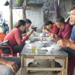 Quán cháo giò lạ lùng: Ngày bán 2 tiếng, khách xếp hàng chờ mua Quán cháo giò lạ lùng: Ngày bán 2 tiếng, khách xếp hàng chờ mua - 1