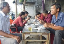 Quán cháo giò lạ lùng: Ngày bán 2 tiếng, khách xếp hàng chờ mua Quán cháo giò lạ lùng: Ngày bán 2 tiếng, khách xếp hàng chờ mua - 1