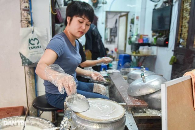 Quán bánh cuốn đắt hàng suốt 40 năm, ngày bán 200 suất ở Hà Nội
