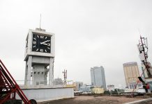 ‘Bí mật’ đặc biệt bên trong cột đồng hồ Bưu điện Hà Nội 'Bí mật' đặc biệt bên trong cột đồng hồ Bưu điện Hà Nội