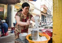 Quán bún ốc không biển hiệu: Có người đến chỉ mua canh ốc về chan cơm nguội Quán bún ốc không biển hiệu: Có người đến chỉ mua canh ốc về chan cơm nguội