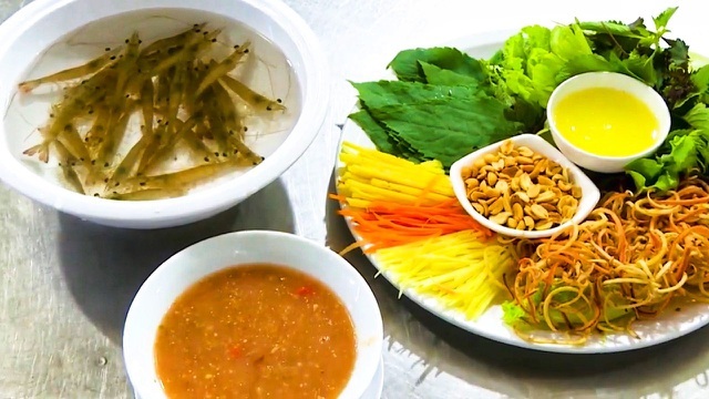 Món tôm bò nhảy tanh tách trong miệng, thách thức thực khách ở Quảng Ninh