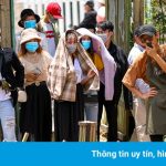 Du khách xếp hàng giữa trưa chờ chỗ trống ở quán cà phê Đà Lạt