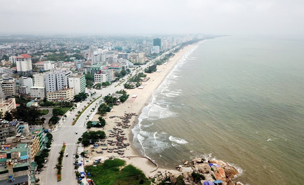 Thành phố biển Sầm Sơn ngủ đông ngay những ngày đầu hè - 12