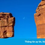 7 tảng đá khổng lồ chênh vênh như sắp rơi