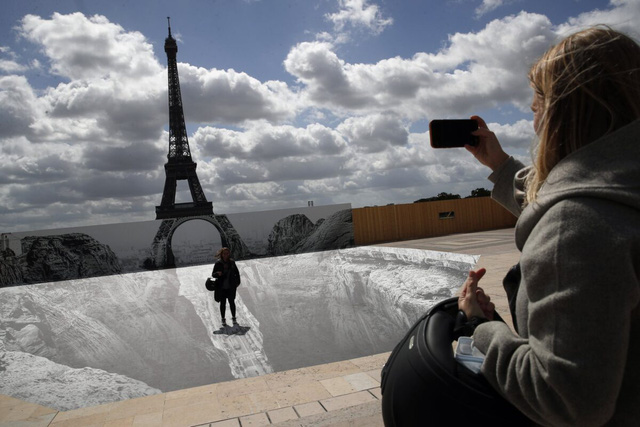Nghệ thuật sắp đặt 3D chào mừng Tháp Eiffel sắp đón khách trở lại - Ảnh 6.