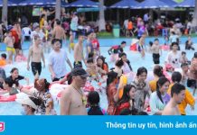 Công viên nước Đầm Sen kín người ngày 1/5