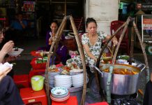 Quán bánh canh cua vỉa hè ngon nức tiếng, bát đắt nhất lên đến 200.000 đồng Quán bánh canh cua vỉa hè ngon nức tiếng, bát đắt nhất lên đến 200.000 đồng - Ảnh 1.