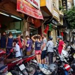 Tiệm bánh mì ‘đắt nhất Sài Gòn’ được nhiều blogger nước ngoài giới thiệu luôn kín người xếp hàng chờ mua Tiệm bánh mì “đắt nhất Sài Gòn” được nhiều blogger nước ngoài giới thiệu luôn kín người xếp hàng chờ mua - Ảnh 1.