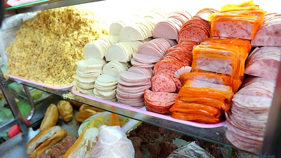 Tiệm bánh mì “đắt nhất Sài Gòn” được nhiều blogger nước ngoài giới thiệu luôn kín người xếp hàng chờ mua - Ảnh 3.
