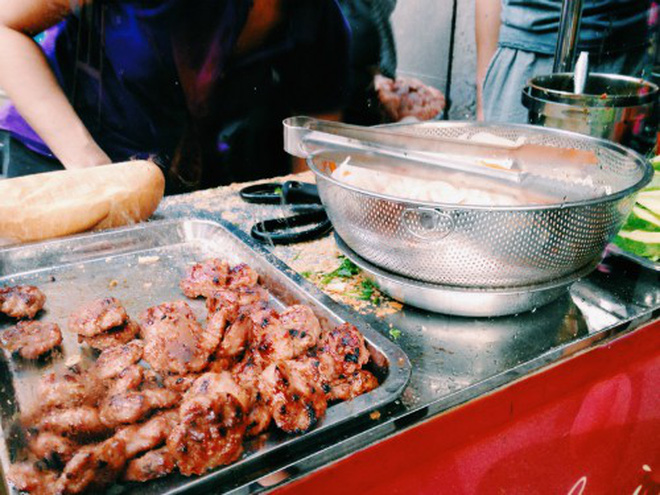 Quán bánh mì thịt nướng bán không ngừng tay ở phố Nguyễn Trãi, từng được tạp chí du lịch Mỹ vinh danh ngon nhất thế giới - Ảnh 3.