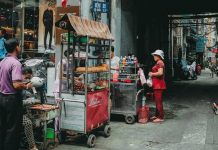 Quán bánh mì thịt nướng bán không ngừng tay ở phố Nguyễn Trãi, từng được tạp chí du lịch Mỹ vinh danh ngon nhất thế giới Quán bánh mì thịt nướng bán không ngừng tay ở phố Nguyễn Trãi, từng được tạp chí du lịch Mỹ vinh danh ngon nhất thế giới - Ảnh 1.