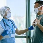 COVID-19: Những triệu chứng “khẩn cấp” không nên phớt lờ COVID-19: Những triệu chứng khẩn cấp không nên phớt lờ - Ảnh 1.