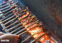 Hiếm có ở Hà Nội: Bún chả kẹp que tre nướng, ngày bán hàng trăm suất Hiếm có ở Hà Nội: Bún chả kẹp que tre nướng, ngày bán hàng trăm suất