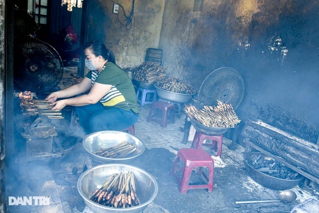 Hiếm có ở Hà Nội: Bún chả kẹp que tre nướng, ngày bán hàng trăm suất