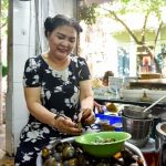 Quán bún ốc nguội gia truyền 3 đời, bà chủ U70 gẩy ốc điệu nghệ như múa Quán bún ốc nguội gia truyền 3 đời, bà chủ U70 gẩy ốc điệu nghệ như múa