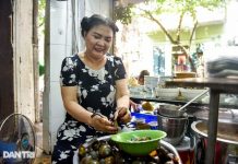 Quán bún ốc nguội gia truyền 3 đời, bà chủ U70 gẩy ốc điệu nghệ như múa Quán bún ốc nguội gia truyền 3 đời, bà chủ U70 gẩy ốc điệu nghệ như múa