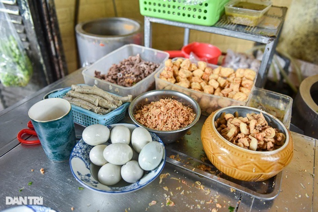 Món 'bún nhà nghèo' có giá 'chát' nhất nhì Hà Nội nhưng vẫn đông khách