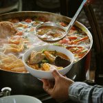 Bún riêu 40 năm không có ốc, không gạch cua, không giò nhưng vẫn cực hút khách Bún riêu 40 năm không có ốc, không gạch cua, không giò nhưng vẫn cực hút khách - Ảnh 1.