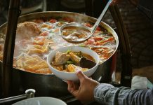 Bún riêu 40 năm không có ốc, không gạch cua, không giò nhưng vẫn cực hút khách Bún riêu 40 năm không có ốc, không gạch cua, không giò nhưng vẫn cực hút khách - Ảnh 1.