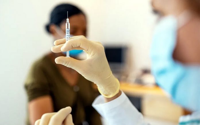 Bay Mỹ tiêm vắc-xin: Đi không khó nhưng chưa chắc được tiêm