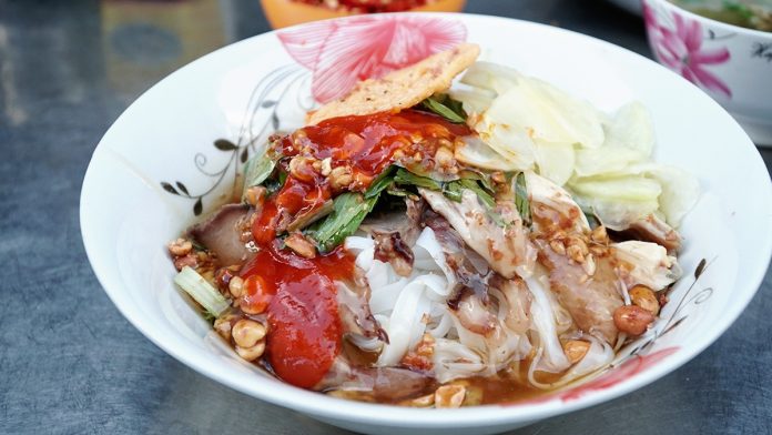 Món phở kì lạ ở Hà Giang, vừa ăn vừa xuýt xoa vì... chua - 1