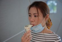 Công nghệ mới tại Singapore: Máy kiểm tra virus COVID-19 chỉ với một hơi thở Công nghệ mới tại Singapore: Máy kiểm tra virus COVID-19 chỉ với một hơi thở - Ảnh 1.