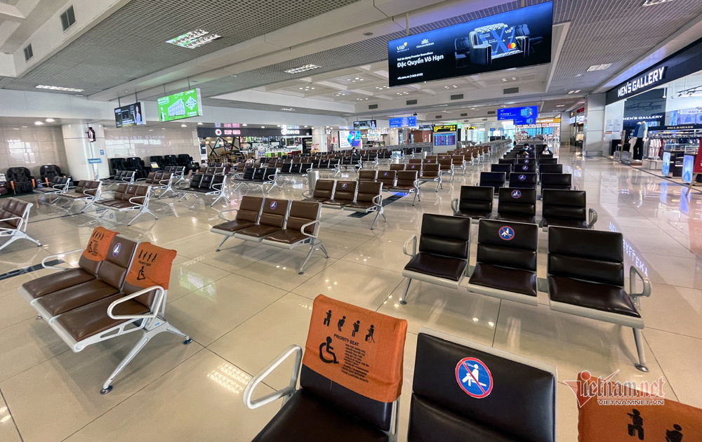 Thảm cảnh vắng khách ở sân bay Nội Bài