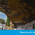 Những ngôi nhà không mái dưới khối đá lớn ở Tây Ban Nha