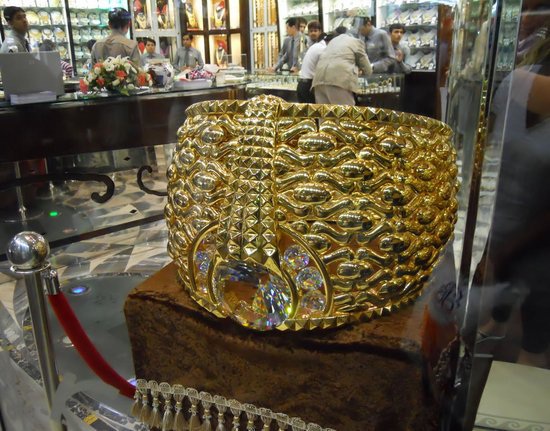 Khu chợ bày bán hàng tấn vàng, mặc cả như mua rau ở Dubai - 5