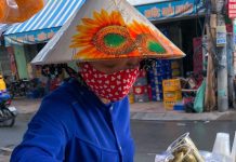 Xe trái cây dạo 30 năm ‘gây nghiện’ với món lạ ‘ổi luộc chấm mắm ruốc’ Xe trái cây dạo 30 năm gây nghiện với món lạ ổi luộc chấm mắm ruốc - 1