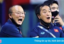 HLV Park đối diện hai khó khăn cùng lúc