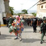 “Vũ công Quỷ” mong cầu đại dịch kết thúc tại lễ hội ở Venezuela “Vũ công Quỷ” mong cầu đại dịch kết thúc tại lễ hội ở Venezuela - Ảnh 1.