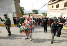 “Vũ công Quỷ” mong cầu đại dịch kết thúc tại lễ hội ở Venezuela “Vũ công Quỷ” mong cầu đại dịch kết thúc tại lễ hội ở Venezuela - Ảnh 1.