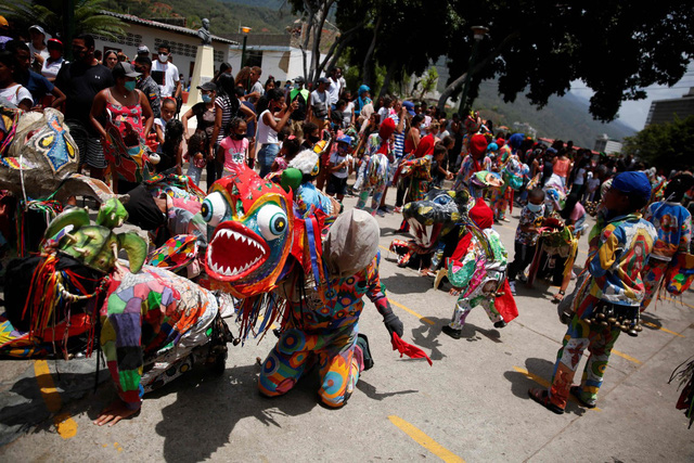 “Vũ công Quỷ” mong cầu đại dịch kết thúc tại lễ hội ở Venezuela - Ảnh 2.